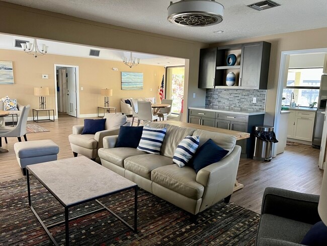 Building Photo - 4075 Palm Forest Dr N
