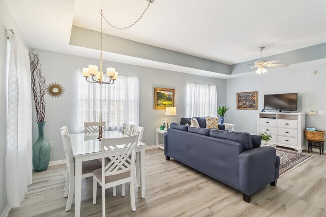 Building Photo - Beautiful turnkey ready 2/2 unit available now for short-term rental