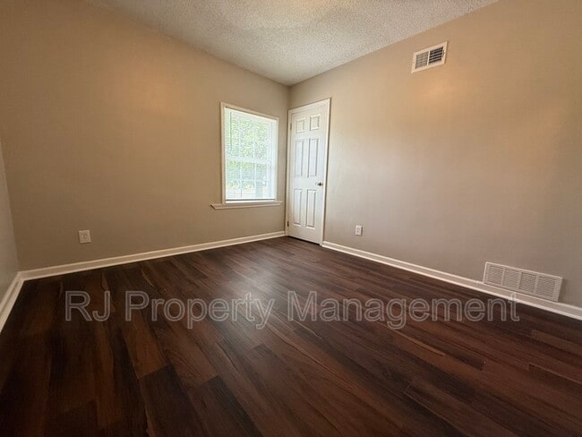 Building Photo - 3215 Barron Ave