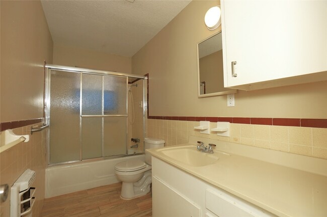 Building Photo - 103 E Meadow Ln