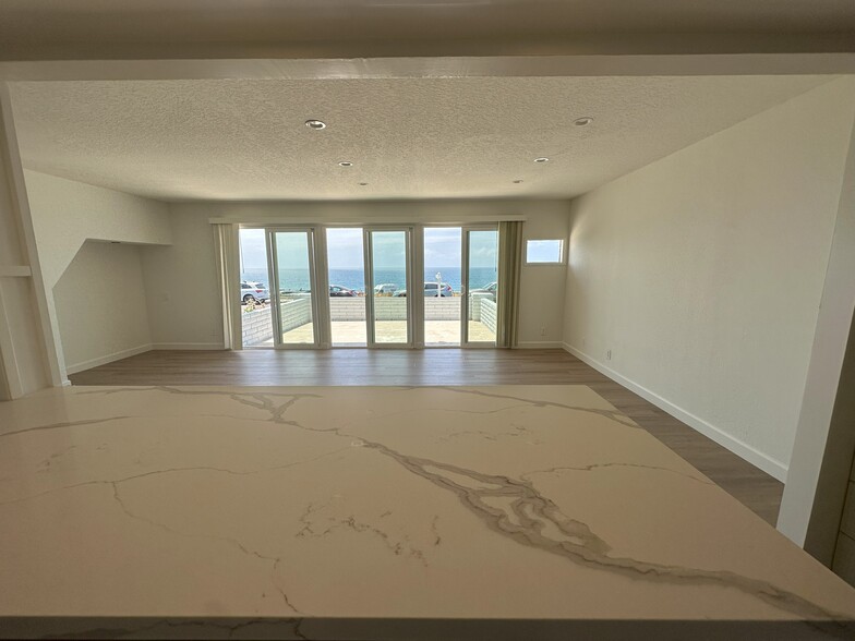 Building Photo - 320 Paseo De La Playa