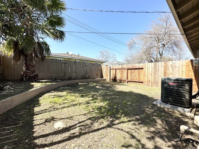 Building Photo - Charming and Updated Duplex in Peaceful Ca...