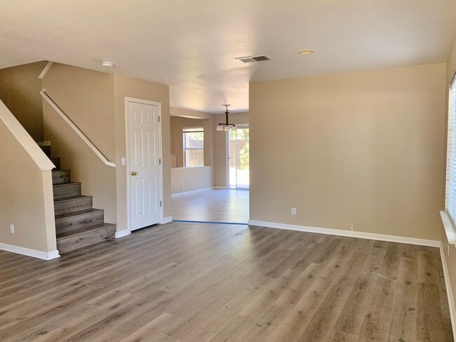 Building Photo - 4 Bedroom Home in Hollister  - No App Fee