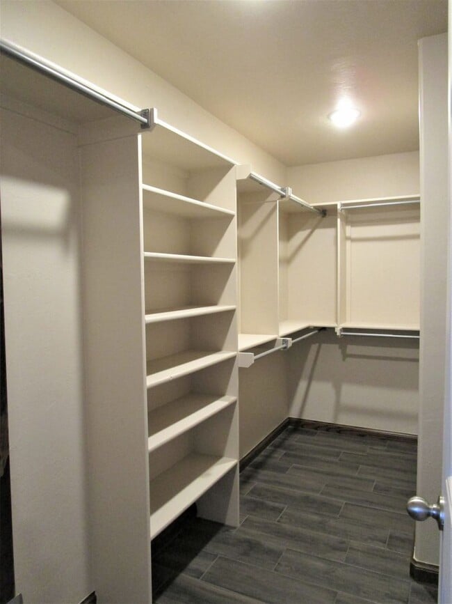 Building Photo - Like New!  3 bedroom 2 bath 2 car garage!