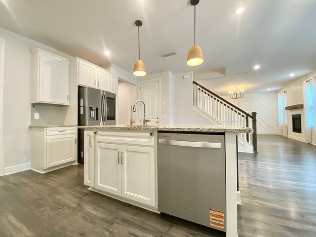 Building Photo - 4 Bedroom, 3 Bath Home w/ 2 Car Garage