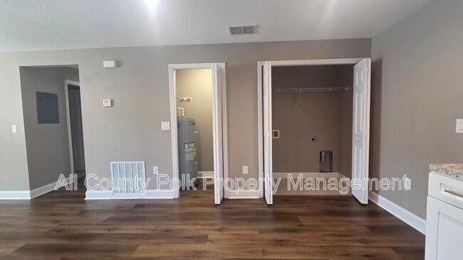 Building Photo - 1104 N Vermont Ave