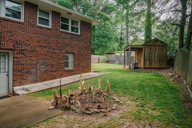 Building Photo - 2331 Robin Ln SE