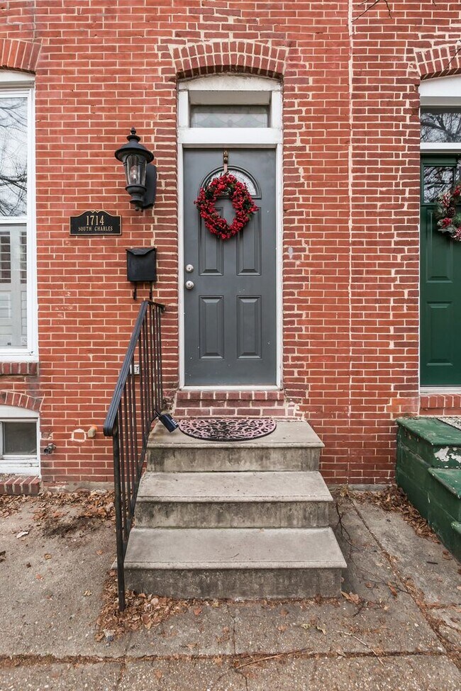 Building Photo - Amazing 3 bed 2 bath with a roof top deck ...