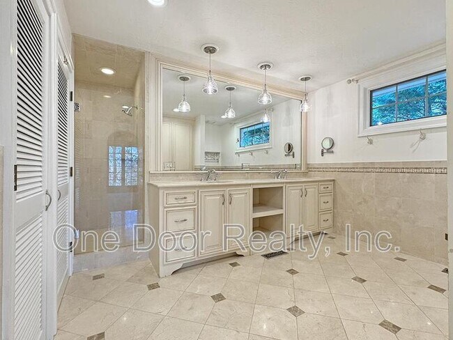 Building Photo - 109 Elizabeth Meriwether