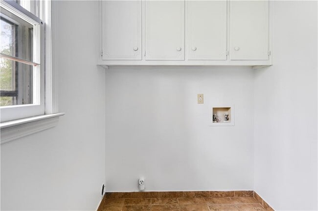 Building Photo - 4711 Nutmeg Way SW