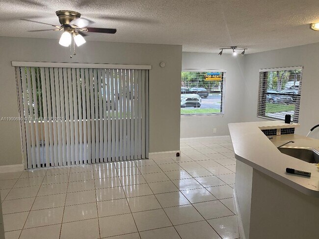 Building Photo - 9999 Summerbreeze Dr
