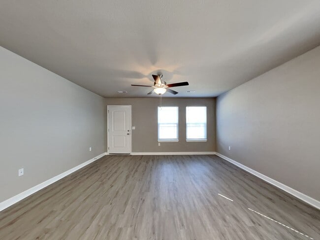 Building Photo - Charming 3BR/2BA Ranch Duplex w/ Garage – Colonial Gardens