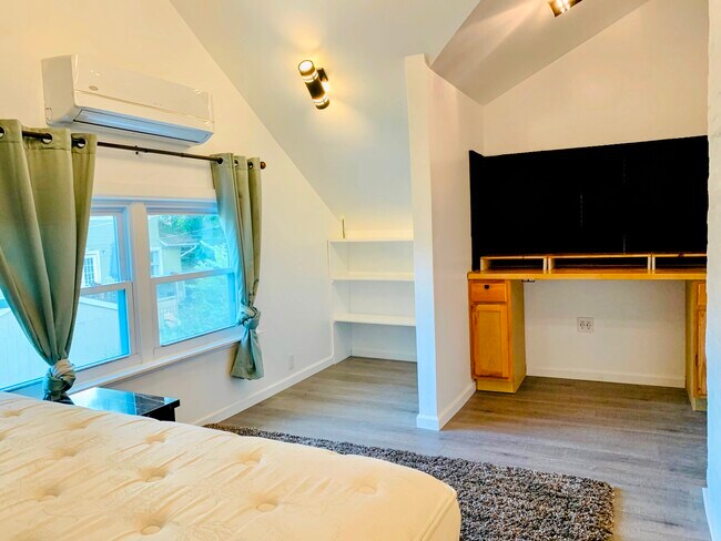 Building Photo - 5830 Holmes St