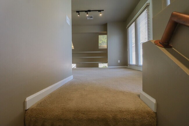 Building Photo - 1 Bed | 1.5 Bath Near Downtown Tulsa!