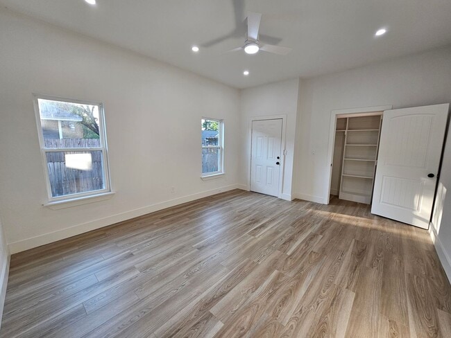 Building Photo - Ready for immediate move in!