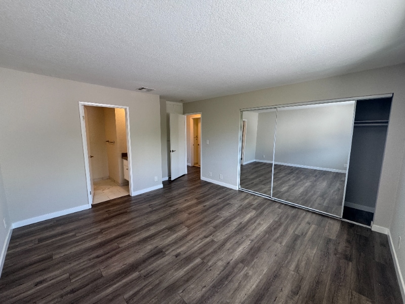 Building Photo - 623 E Cedar Ave