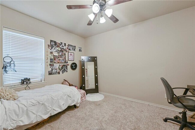 Building Photo - 4 Bed, 4 Bath Barracks Unit for August 202...