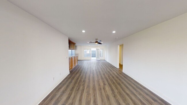 Building Photo - Remodeled! LARGE Living Room!