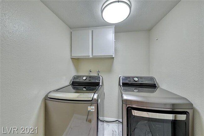 Building Photo - Gorgeous 4 bedroom home with large corner ...