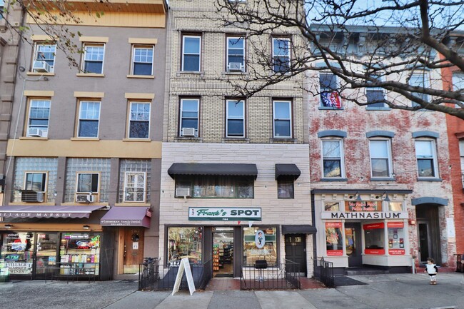 Building Photo - 704 Washington St