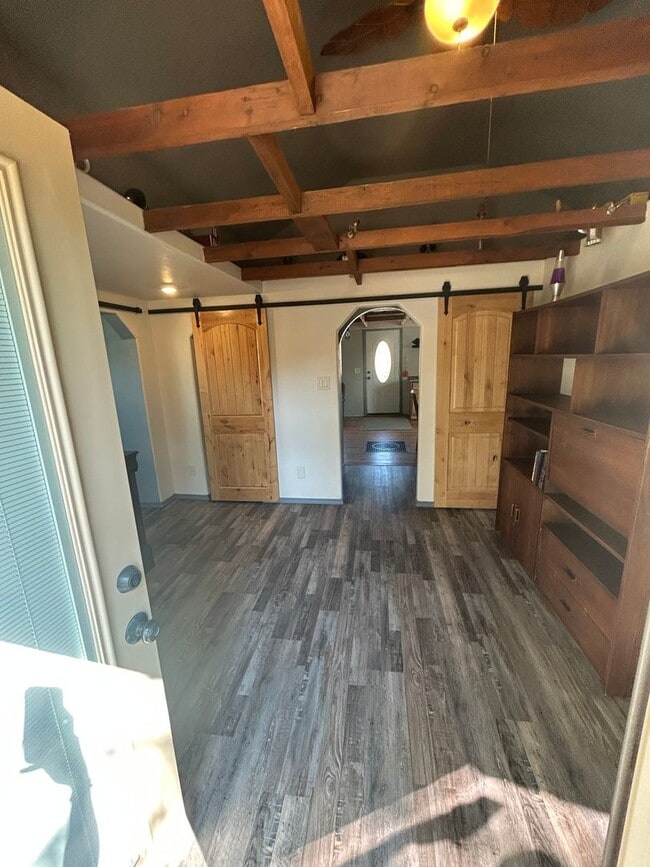 Building Photo - Fully furnished large 1 bedroom