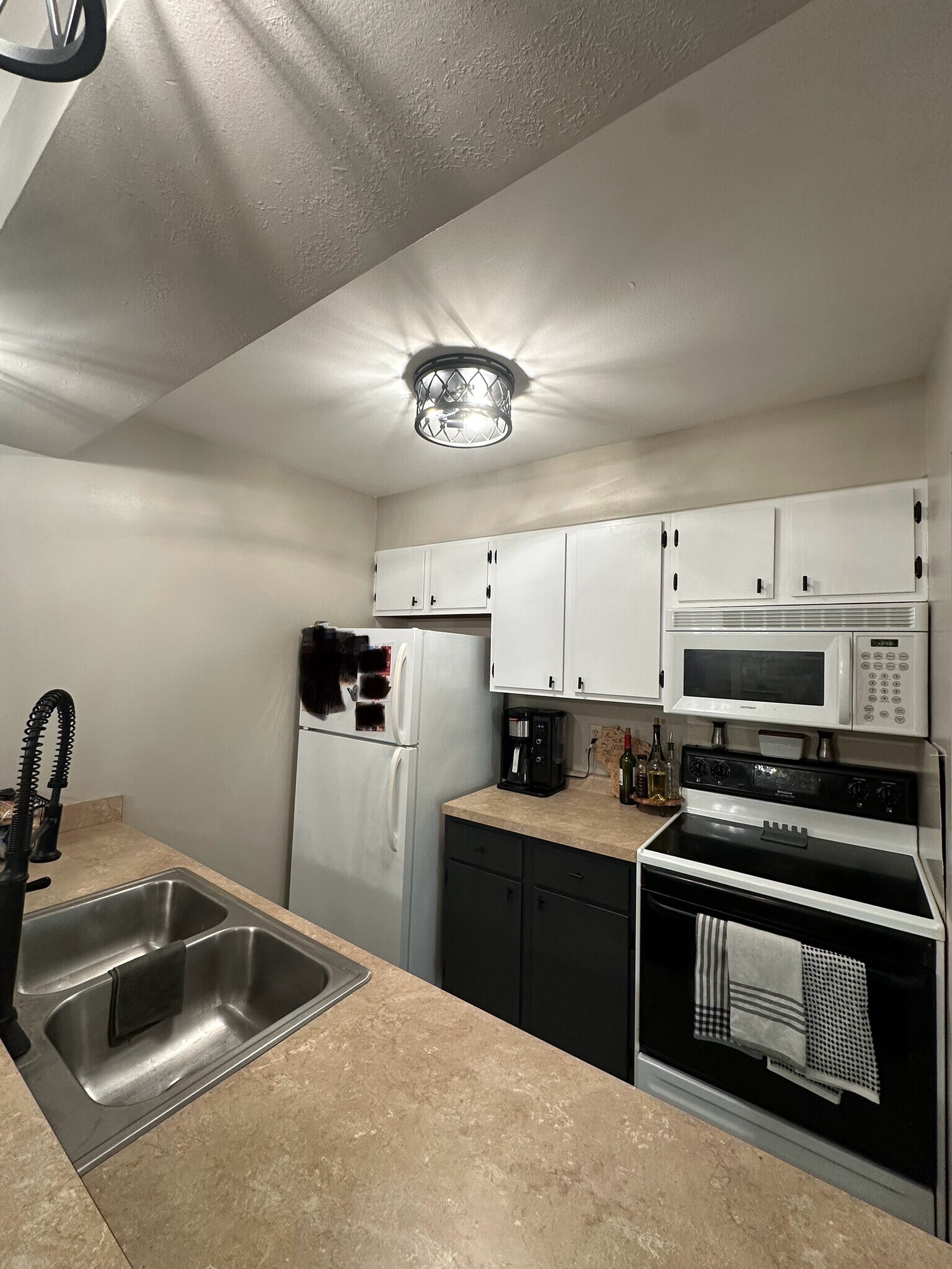 Kitchen - 66 Ponwood Cir