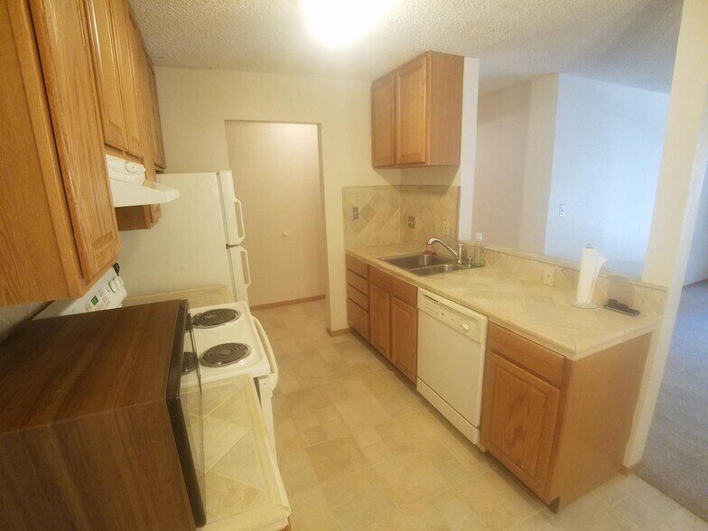 Building Photo - Excellent Adams Point location FREE parking!