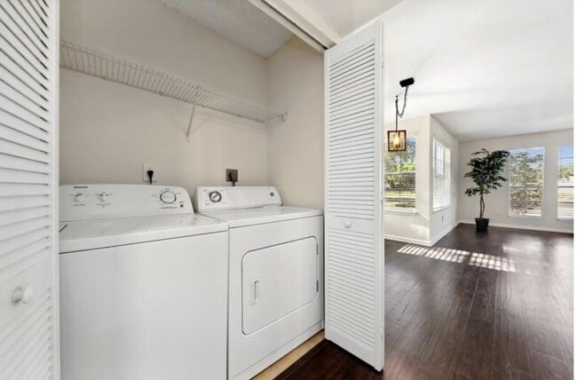 Building Photo - 1205 Crystal Way