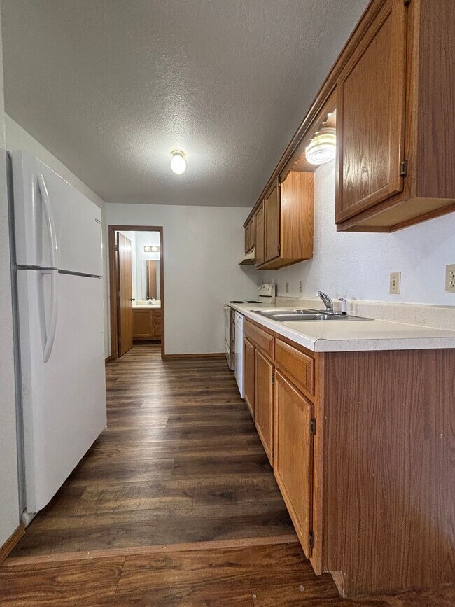 Building Photo - Cute 1 Bedroom 1 Bathroom Apartment near s...