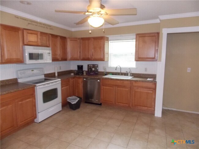 Building Photo - 1309 Azalea Ln