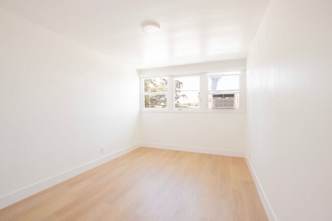 Building Photo - 1000 N Curson