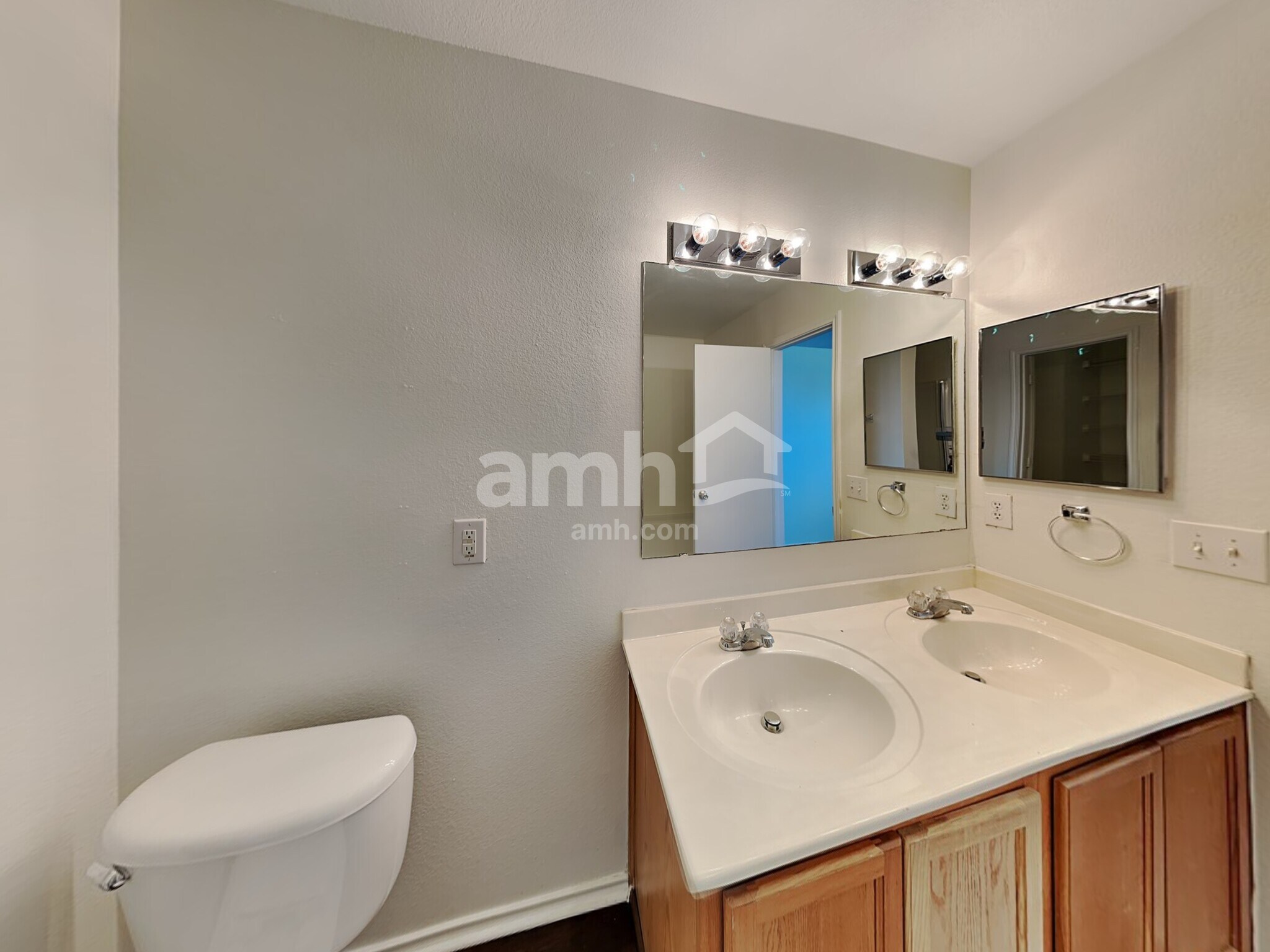 Building Photo - 1409 Laurel Ln