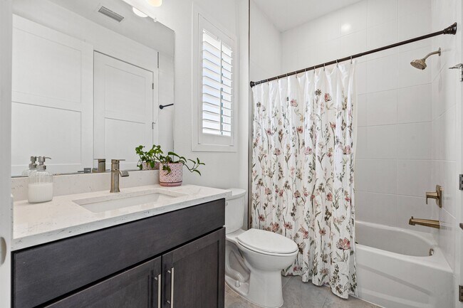 Building Photo - 320 15th St N