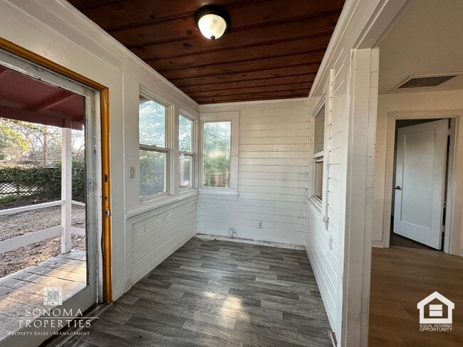 Building Photo - Charming Cottage, Close to Downtown/Plaza!