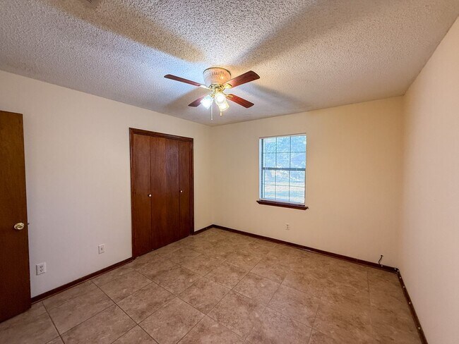 Building Photo - Well maintained 2 bedroom 1 bath duplex ~ lawn care, pest control & trash included!