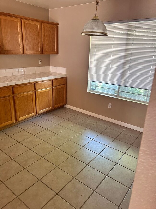 Building Photo - 3 Bedroom/2 Full Bathrooms Stockton