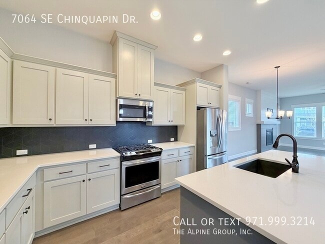 Building Photo - 7064 SE Chinquapin Dr