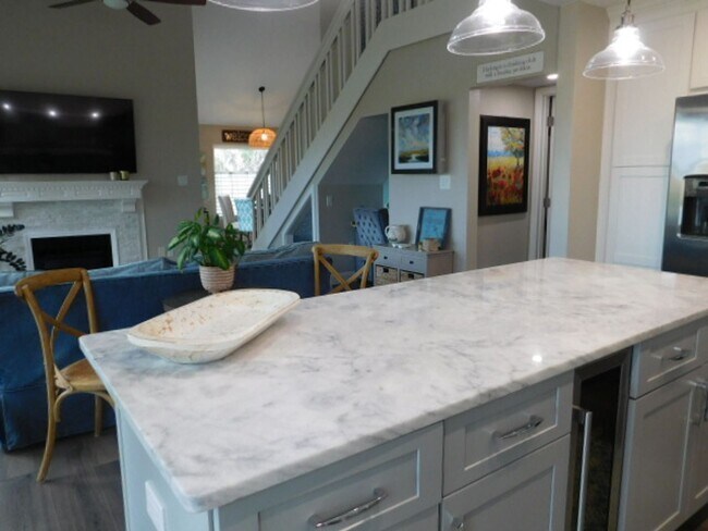 Building Photo - Beautifully Furnished Townhome With Sunset Views