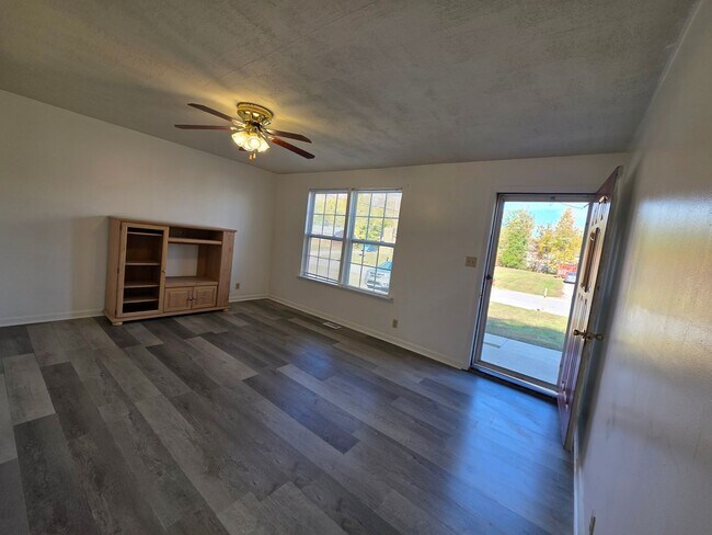 Building Photo - Charming 3-Bedroom Home with Spacious Backyard & Modern Amenities