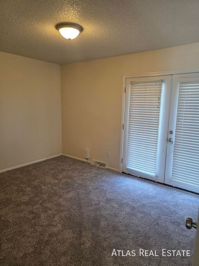 Building Photo - 906 SE 3rd Terrace