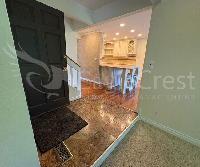 Building Photo - Three Bedroom Townhome Near Country Club G...