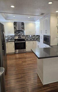 Building Photo - 544 Silver Lake Dr