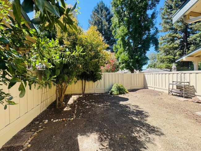 Building Photo - Spacious Townhouse in the Desired Bancroft...