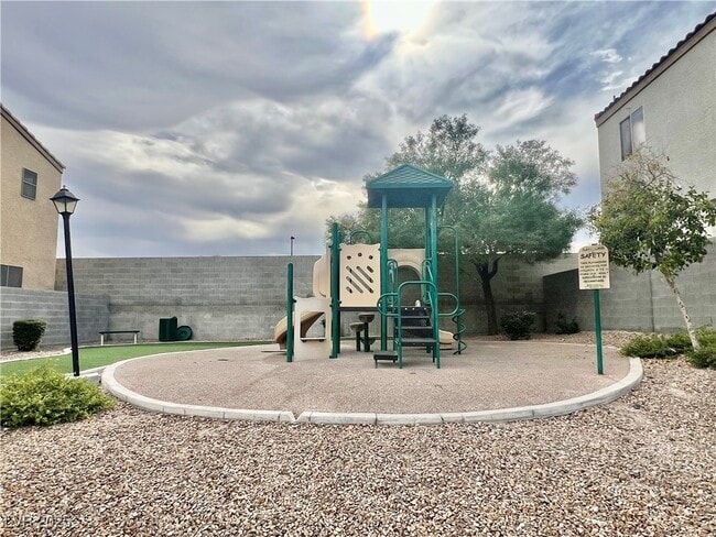 Building Photo - 1324 Sun Village Ave