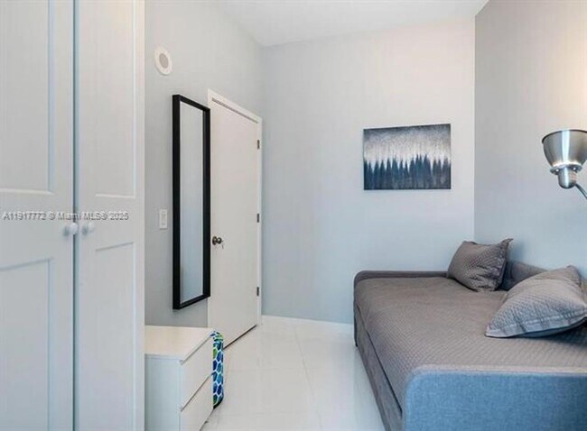 Building Photo - 851 NE 1st Ave