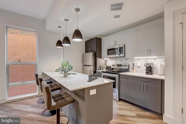 Building Photo - 3029 W Glenwood Ave