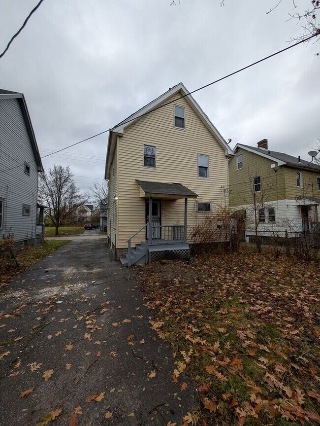 Building Photo - Charming 3BR 1BA Home w/  Solar Panels • Driveway in Cleveland