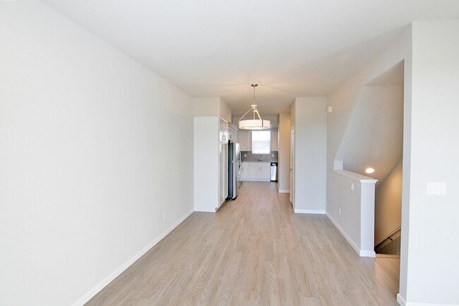 Building Photo - Clean, modern, move-in ready townhouse!