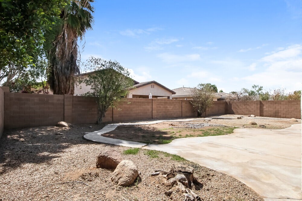 Building Photo - 513 W Remington Dr