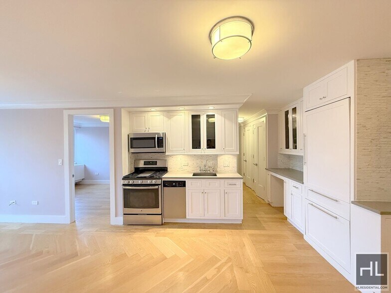 Building Photo - 2 bed 2 bath renovated with washer and dryer / Balcony / WEST 93 STREET